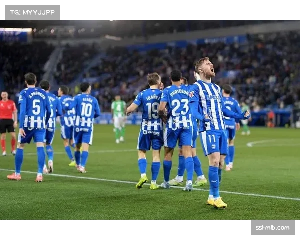 都灵对阵佛罗伦萨，弗拉霍维奇任意球中柱瞬间引发主场叹息